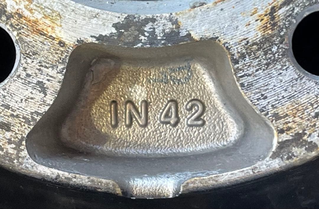 18×8.0j 114.3 5+42 ハブ径73 LEONIS CH