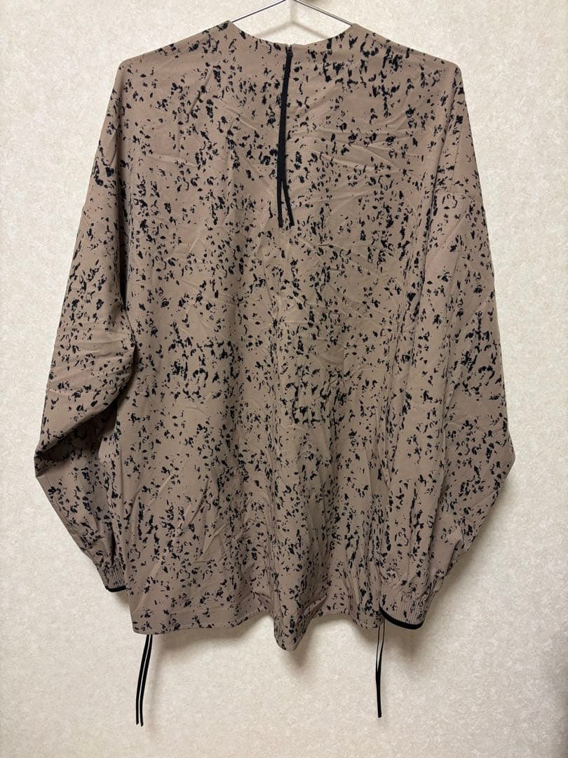 HYKE adidas コラボ ADVENTURE プルオーバー ベージュ　総柄