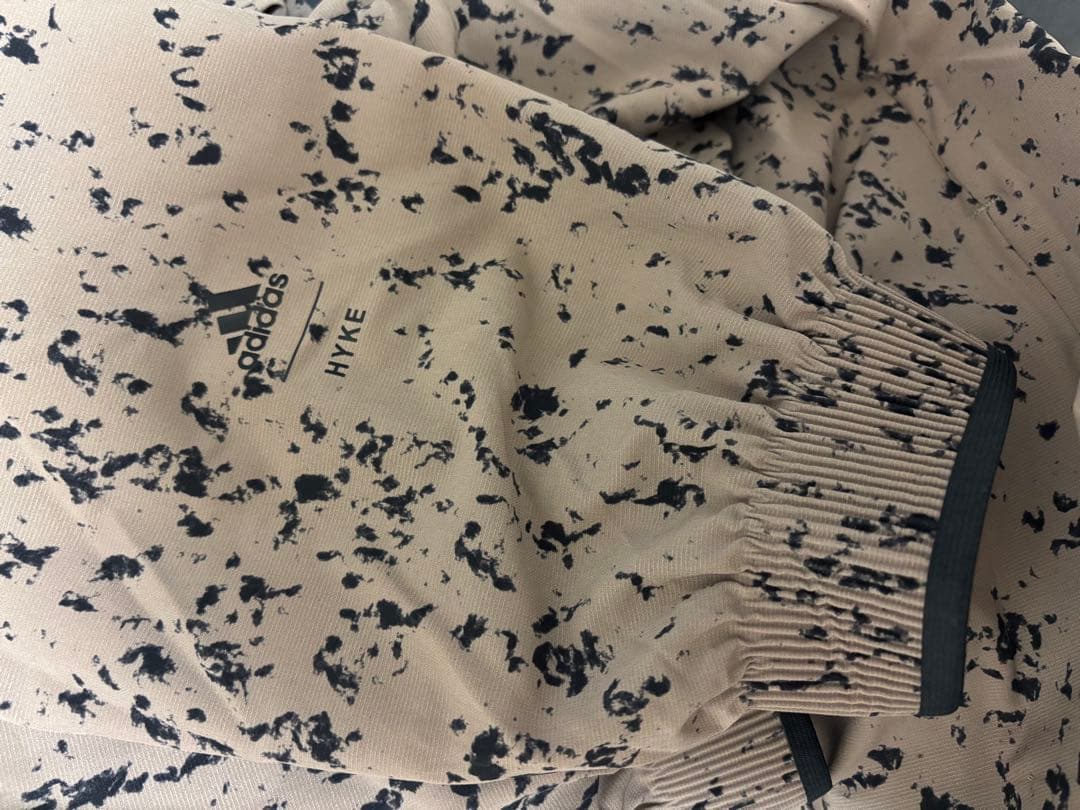 HYKE adidas コラボ ADVENTURE プルオーバー ベージュ　総柄