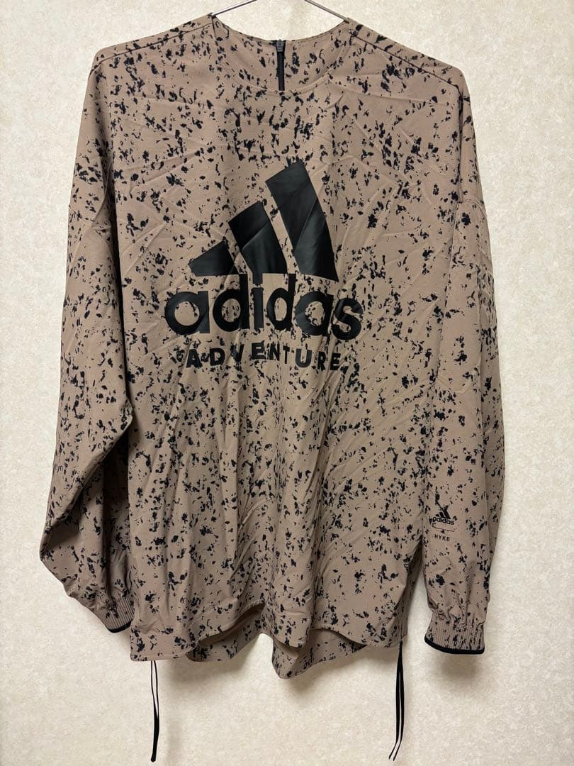 HYKE adidas コラボ ADVENTURE プルオーバー ベージュ　総柄