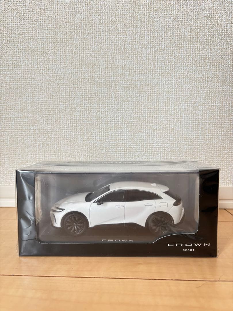 トヨタ CROWN SPORT 1/30ミニカー　ホワイト　新品　未開封