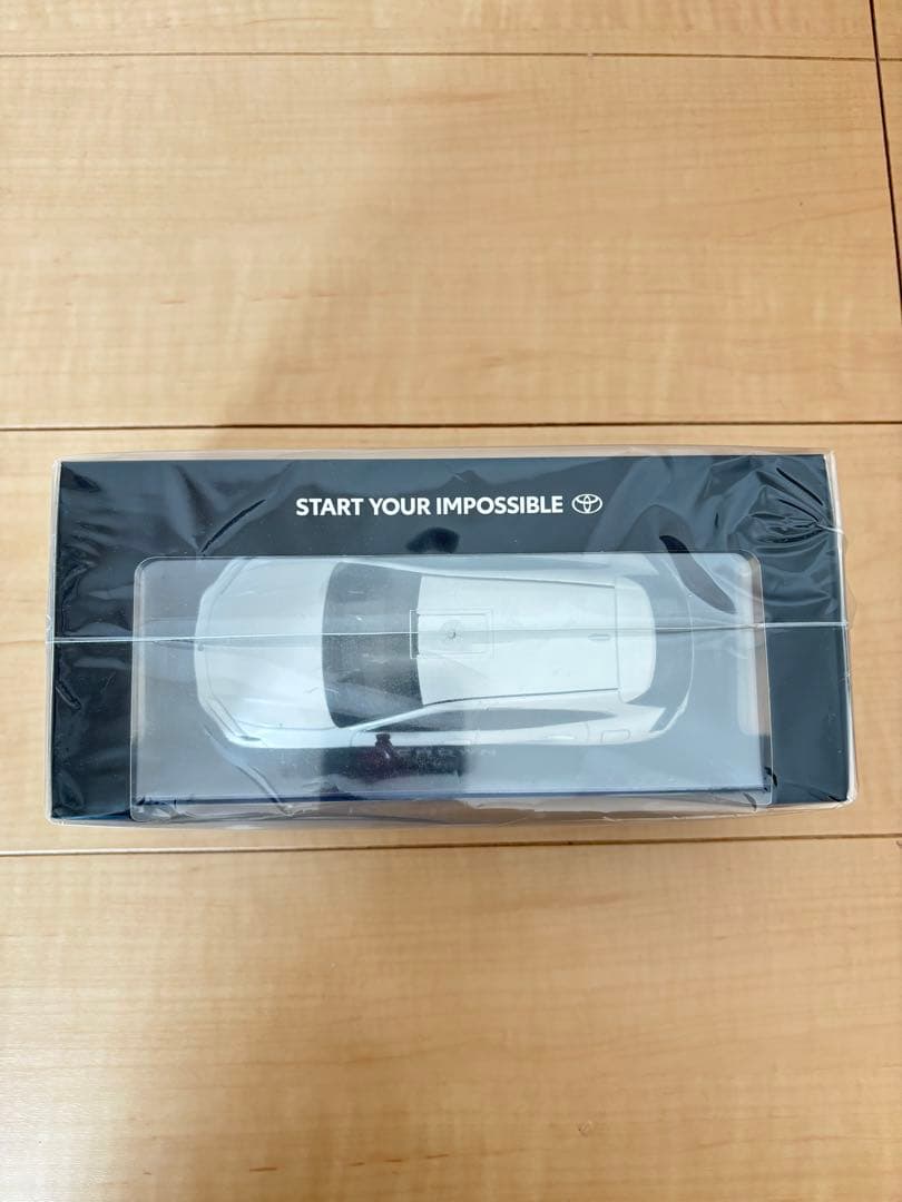 トヨタ CROWN SPORT 1/30ミニカー　ホワイト　新品　未開封