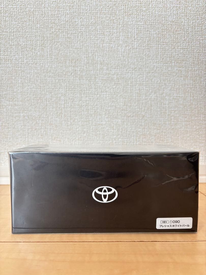 トヨタ CROWN SPORT 1/30ミニカー　ホワイト　新品　未開封