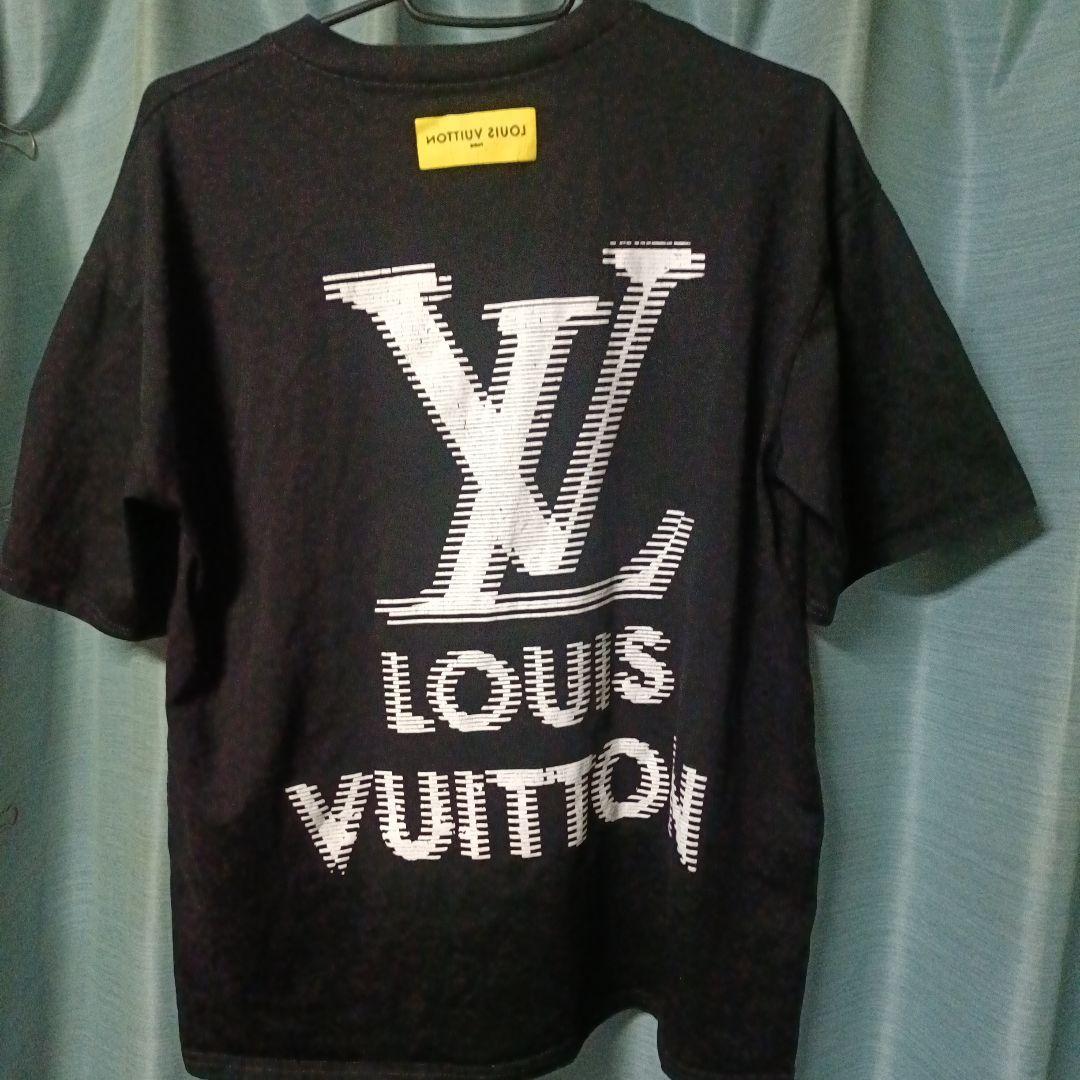 ルイヴィトン黒シャツ