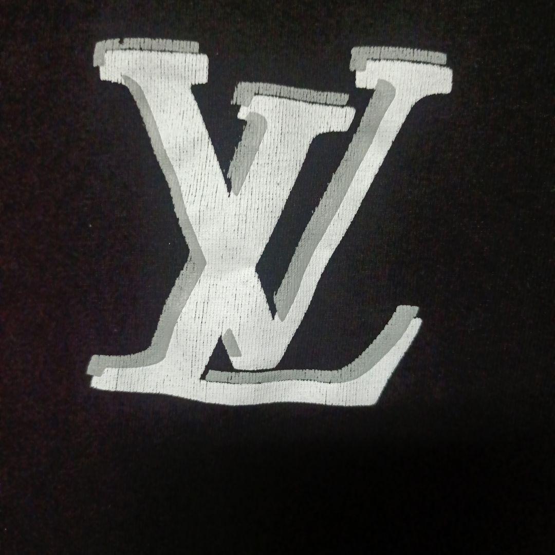 ルイヴィトン黒シャツ