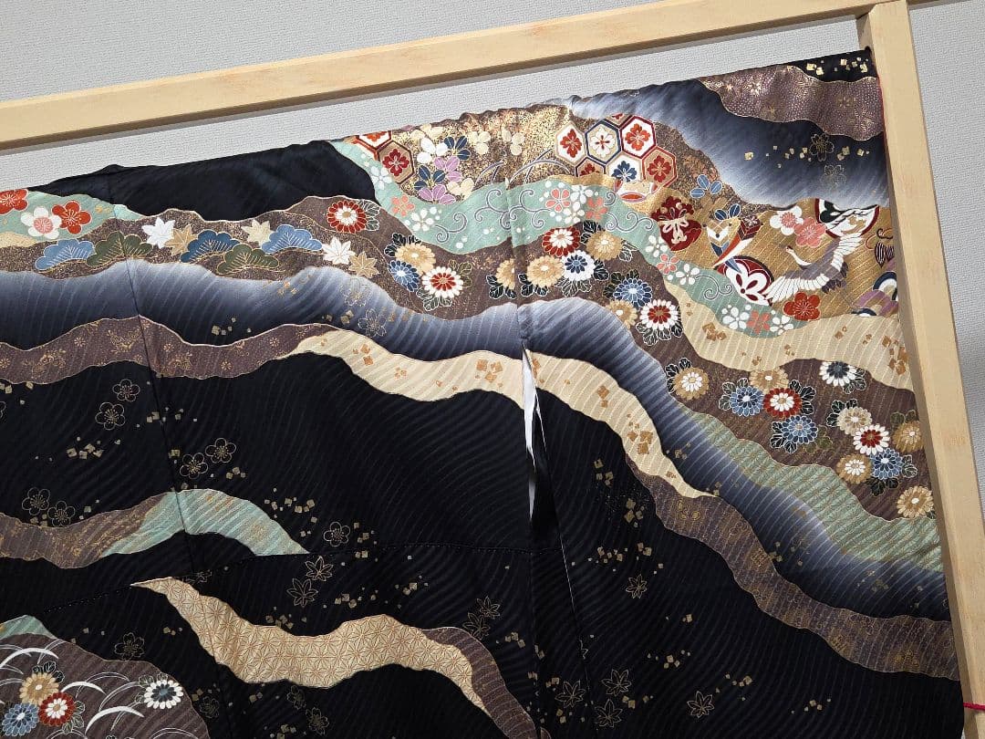 B◆着物くつろぎ 吉祥文様 金彩 金駒刺繍 黒 袷 正絹 中振袖 着物