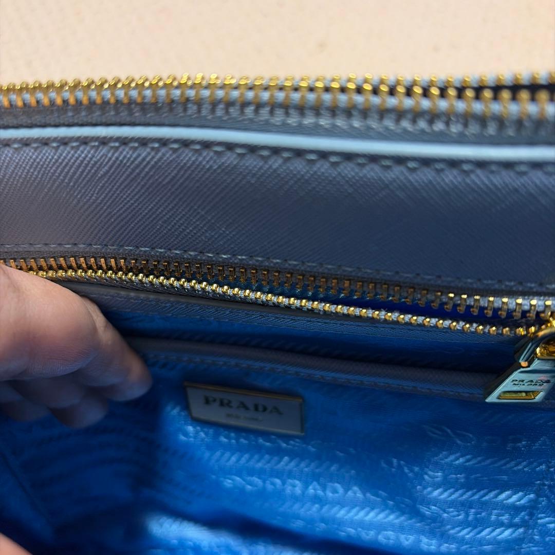 PRADAブルーショルダーバッグ