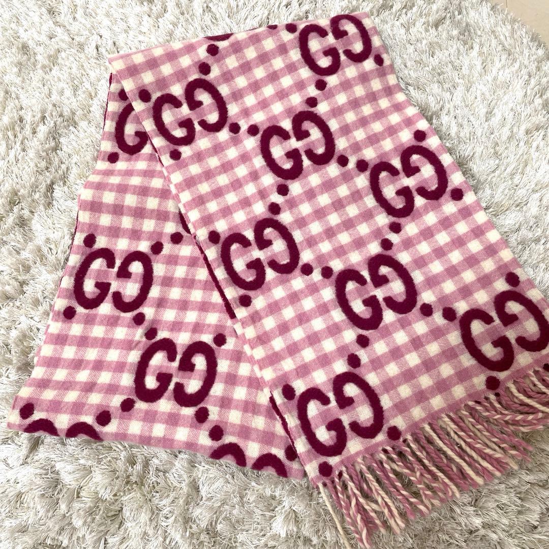 GUCCI ピンクマフラー