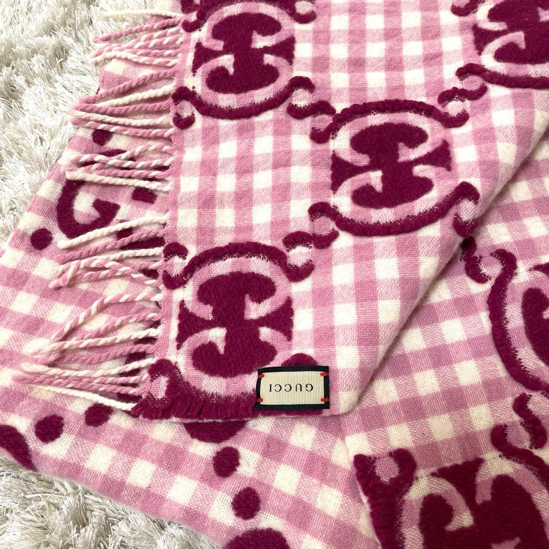 GUCCI ピンクマフラー