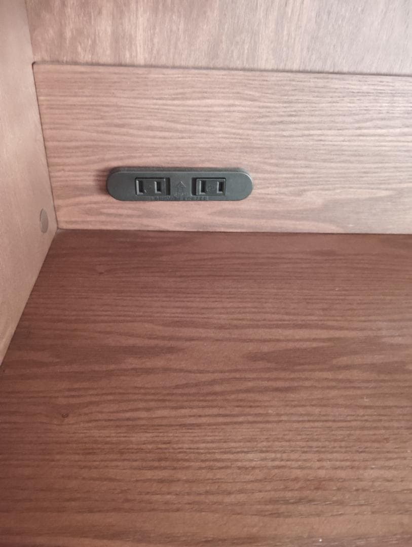 【送料込】【美品】コンセント付きでトースターや電気ポットも置ける木製カップボード