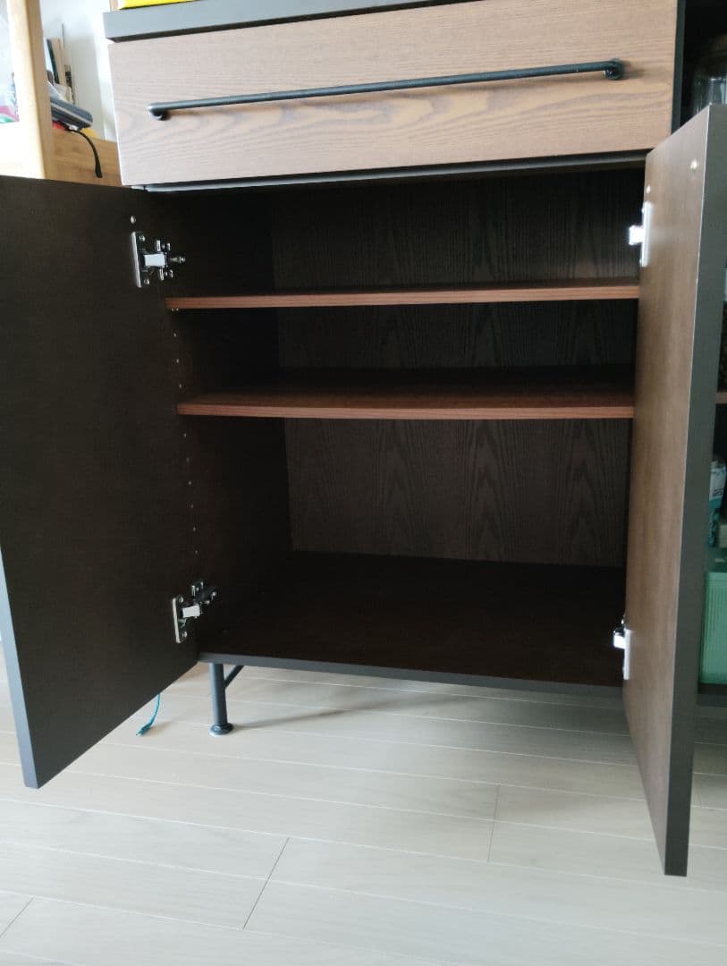 【送料込】【美品】コンセント付きでトースターや電気ポットも置ける木製カップボード