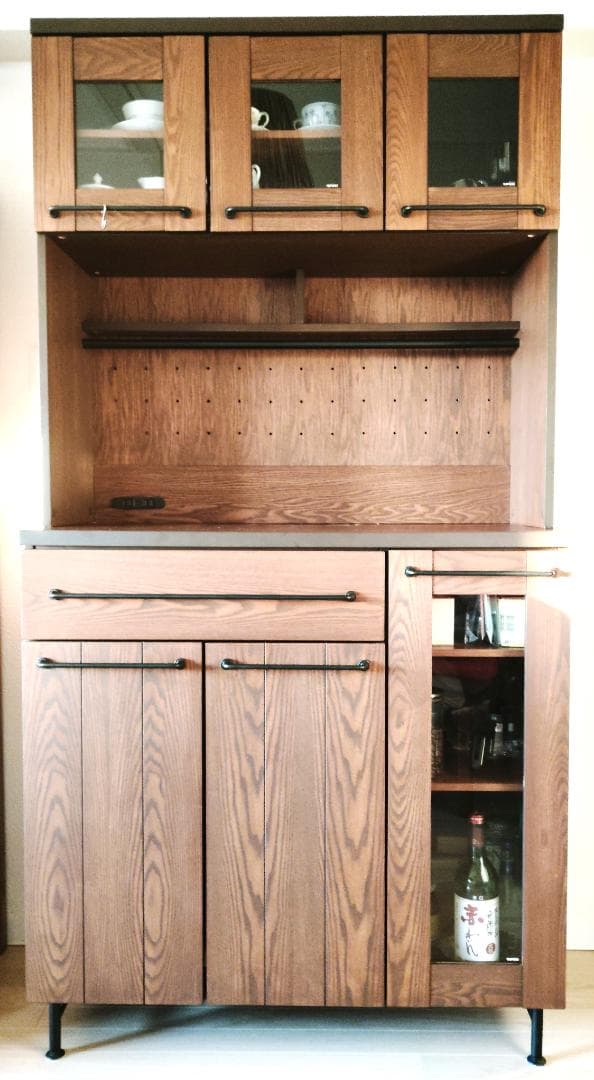 【送料込】【美品】コンセント付きでトースターや電気ポットも置ける木製カップボード