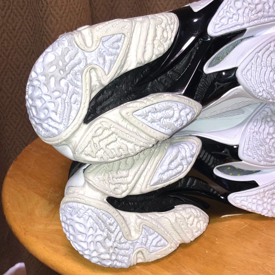 Kazu　新品未使用　ミズノ　バレーボール　ウエーブライトニング Z8