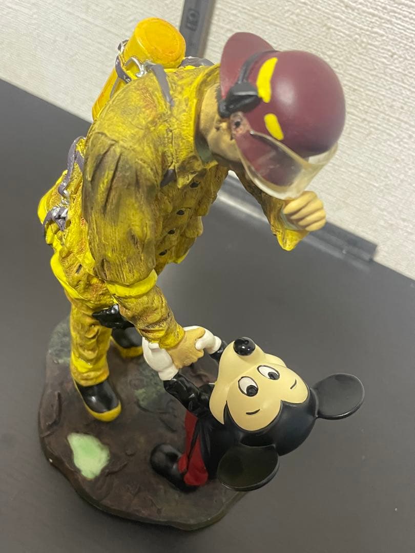 ミッキーと消防士　消防士へのトリュビュート彫刻　激レア