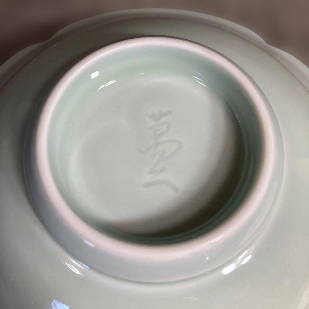 【井上萬二】白磁の伝統　日本の名窯　人間国宝　井上萬二作　青白磁彫文　菓子鉢