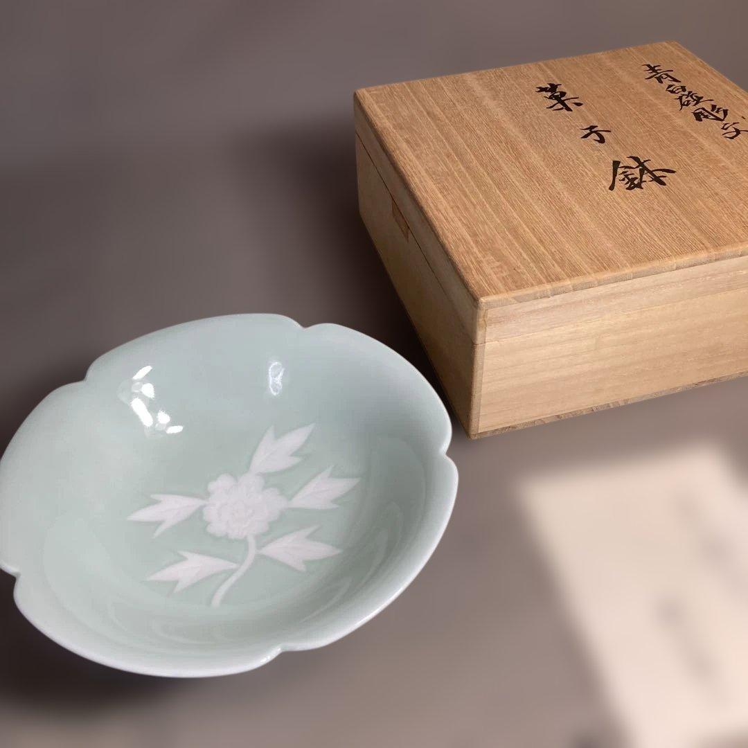 【井上萬二】白磁の伝統　日本の名窯　人間国宝　井上萬二作　青白磁彫文　菓子鉢