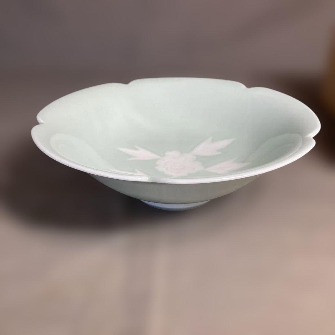 【井上萬二】白磁の伝統　日本の名窯　人間国宝　井上萬二作　青白磁彫文　菓子鉢