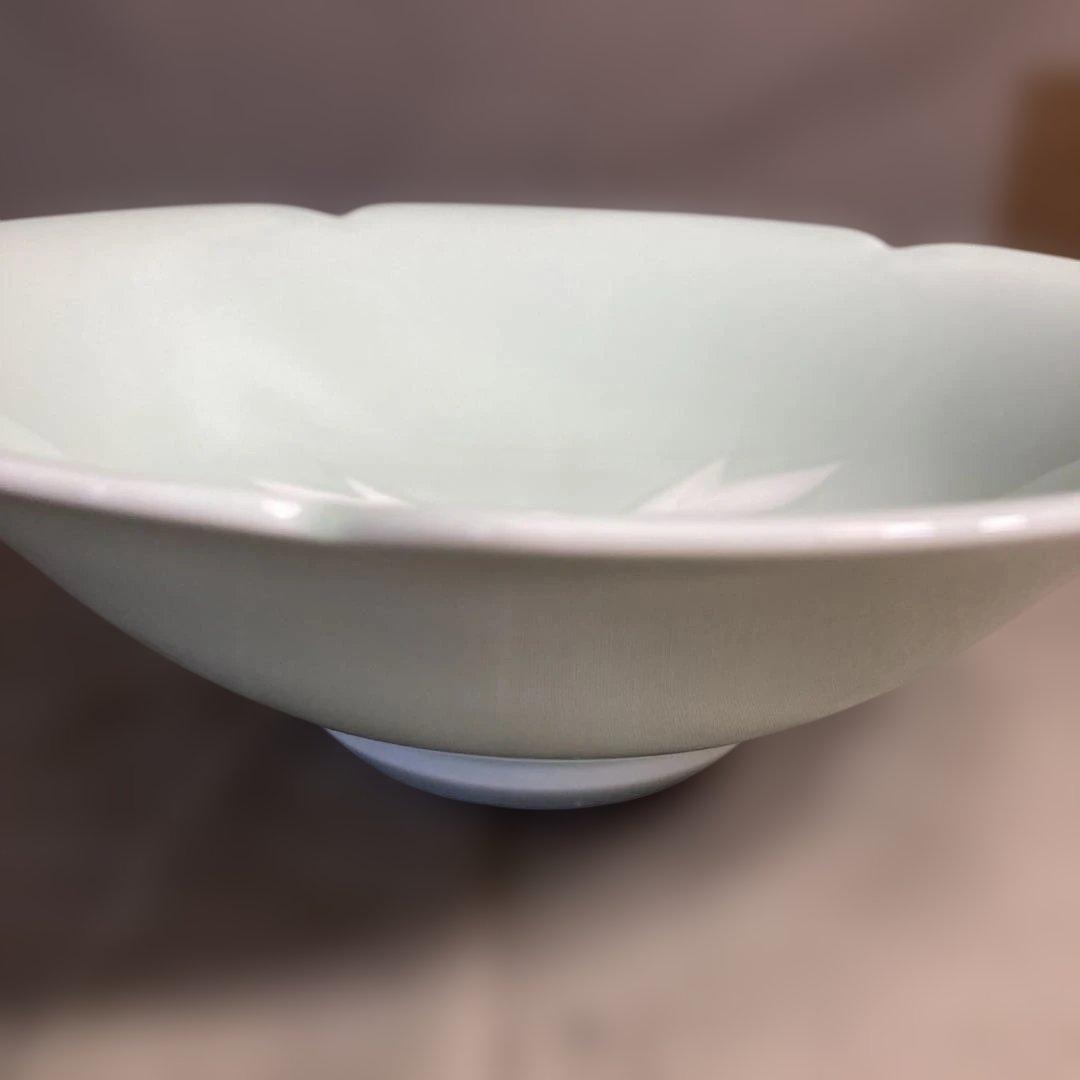 【井上萬二】白磁の伝統　日本の名窯　人間国宝　井上萬二作　青白磁彫文　菓子鉢