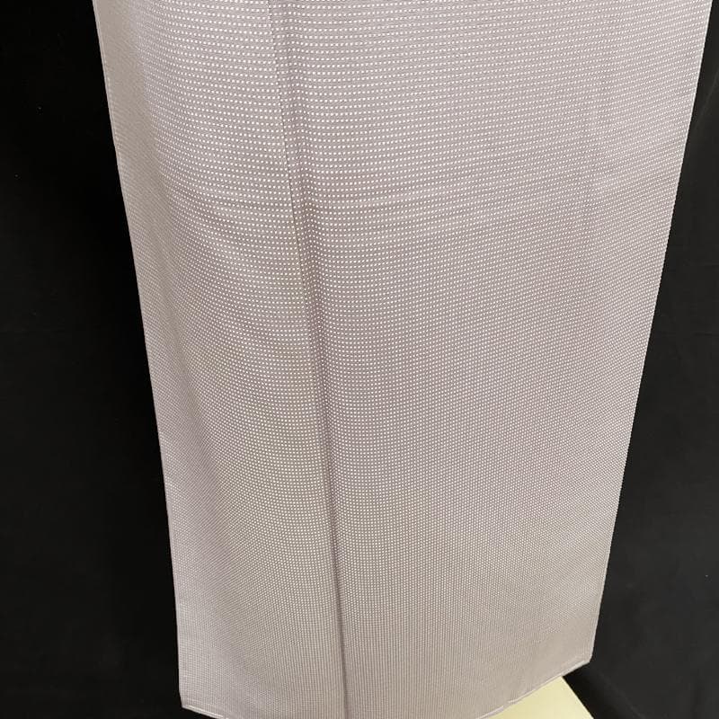 601mt70●御召 紋織 淡いラベンダー色 角通し柄 パールトーン●しつけ付