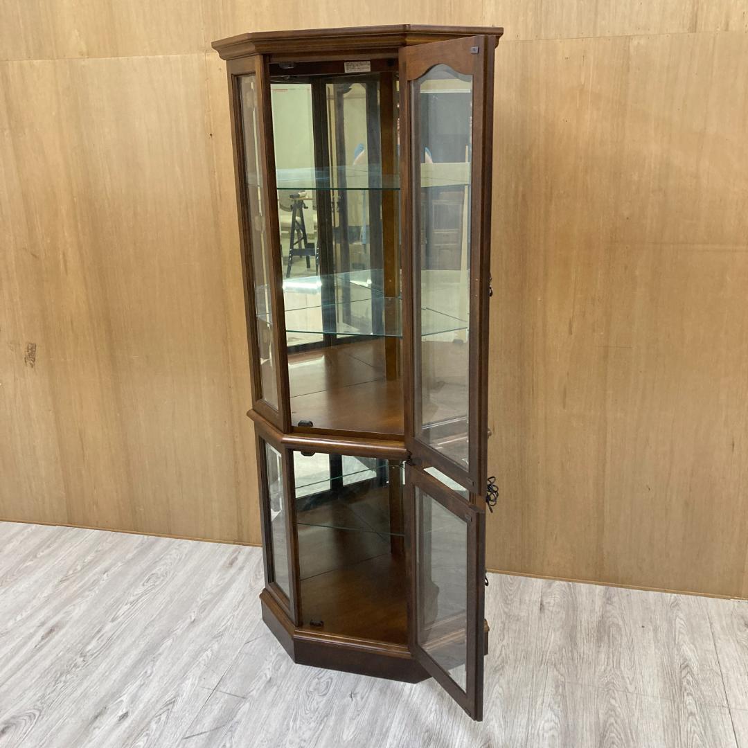 【カリモク】コロニアル　照明付き　飾り棚　コーナーキャビネット　キュリオケース