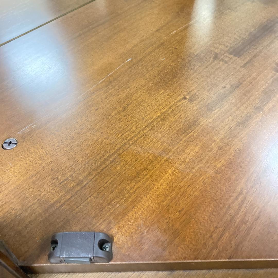 【カリモク】コロニアル　照明付き　飾り棚　コーナーキャビネット　キュリオケース