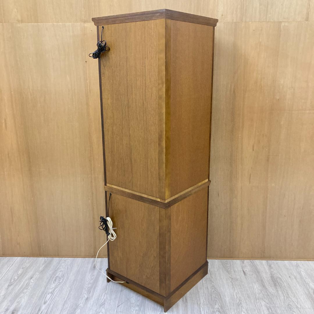 【カリモク】コロニアル　照明付き　飾り棚　コーナーキャビネット　キュリオケース