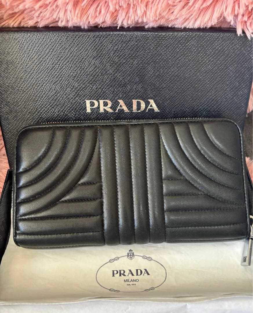 こ*✨様 【美品】PRADA キルティング　長財布