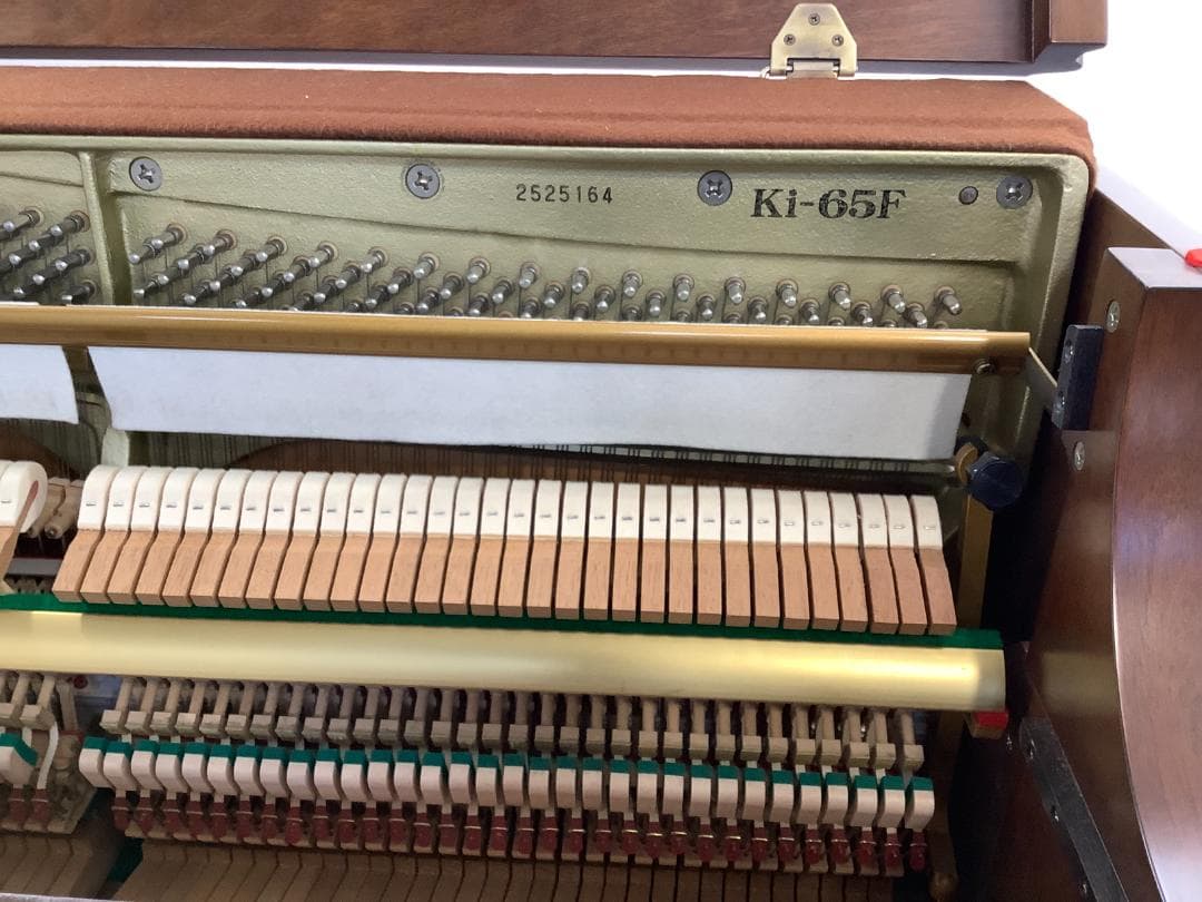 ★61414【アップライトピアノ】KAWAI　Ki65F