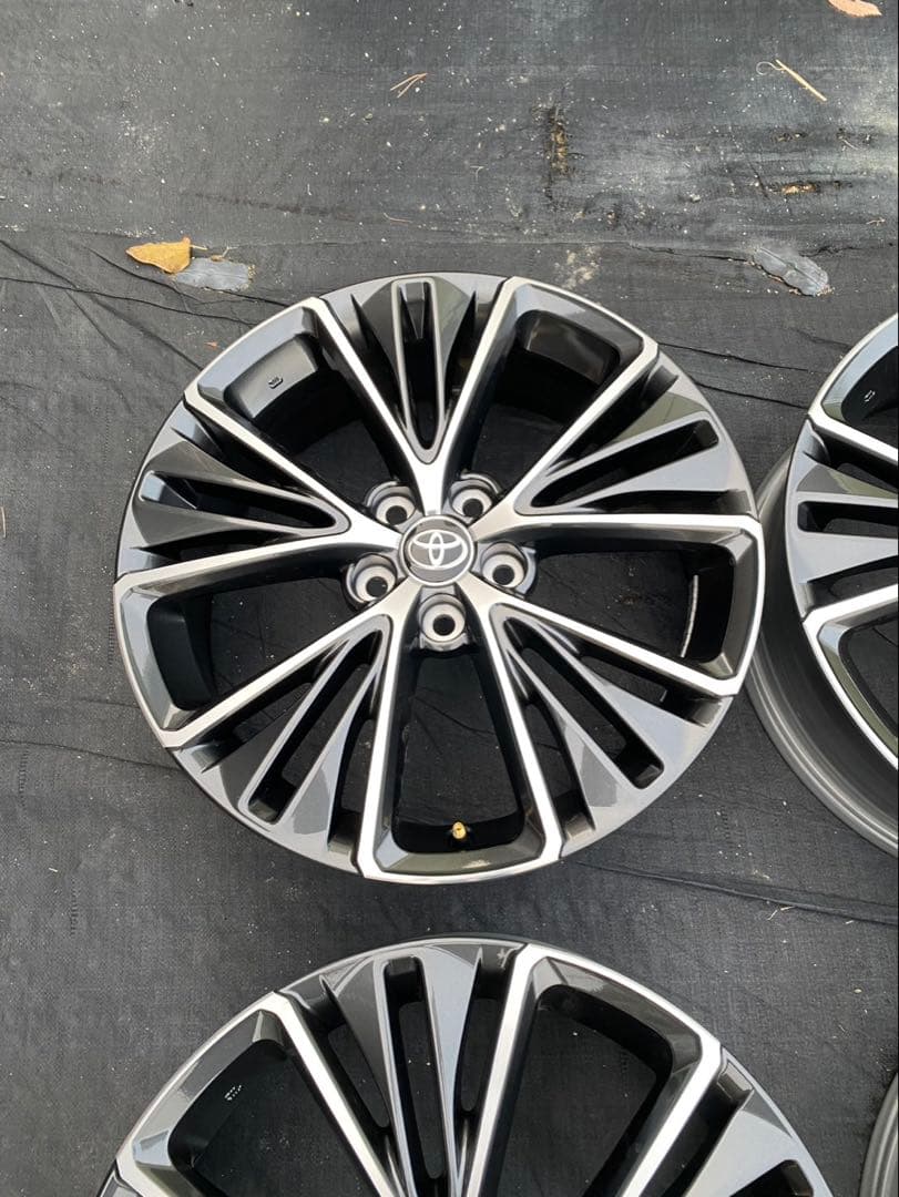 60系プリウス　純正19インチホイール　新車外し