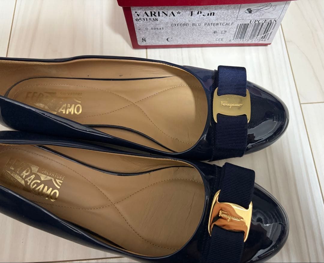 フェラガモ　ヴァリナ 8Cネイビー　紺　エナメル