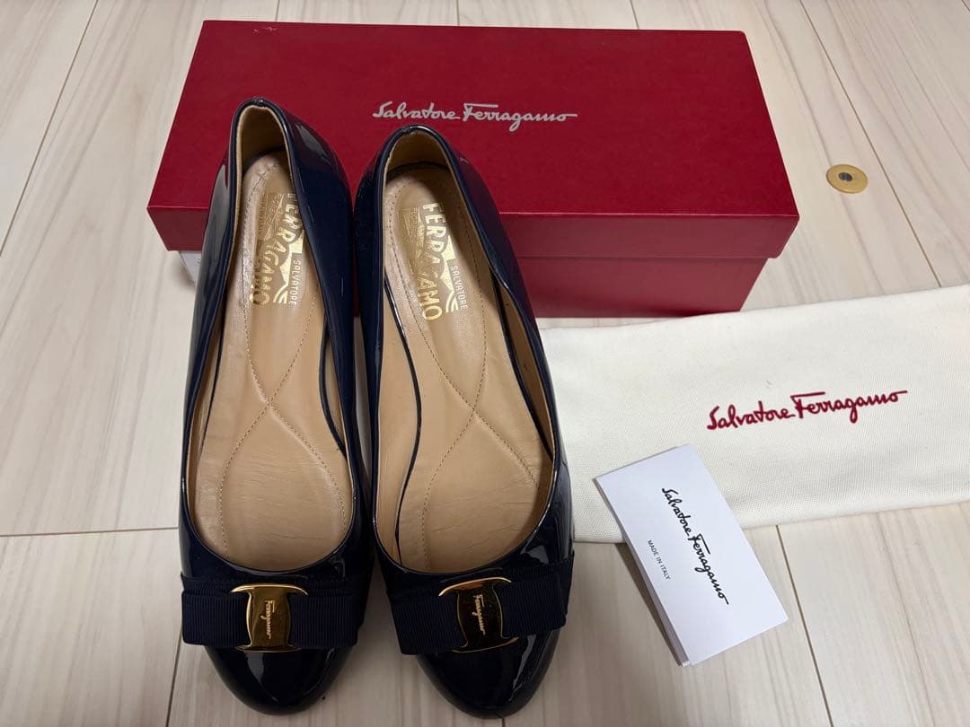 フェラガモ　ヴァリナ 8Cネイビー　紺　エナメル