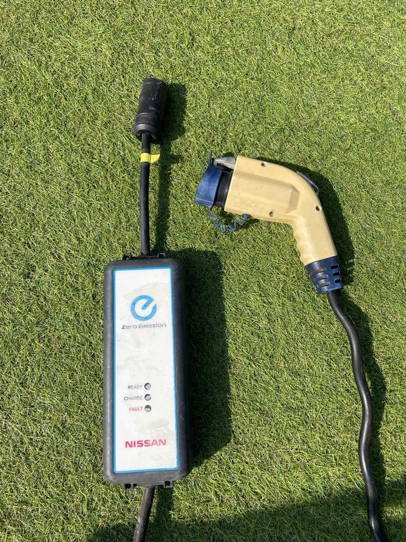 NISSAN 充電ケーブル　日産リーフ使用