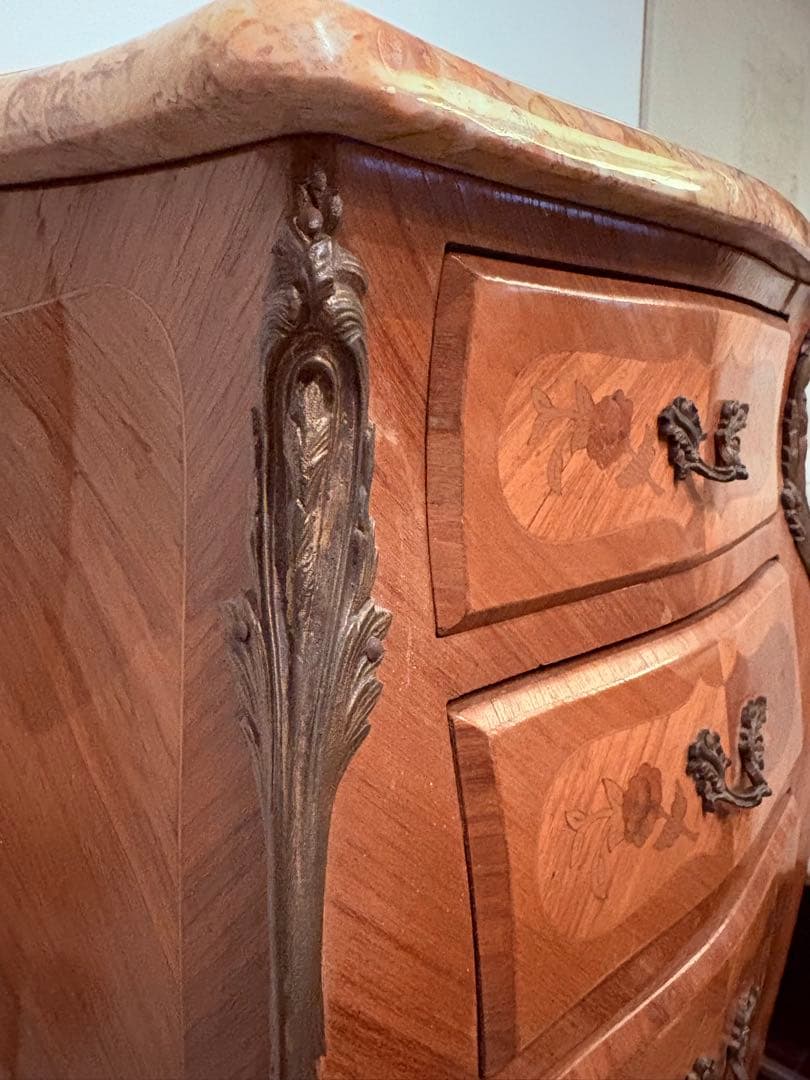 インレイと木目が美しい、スモールチェスト　大理石