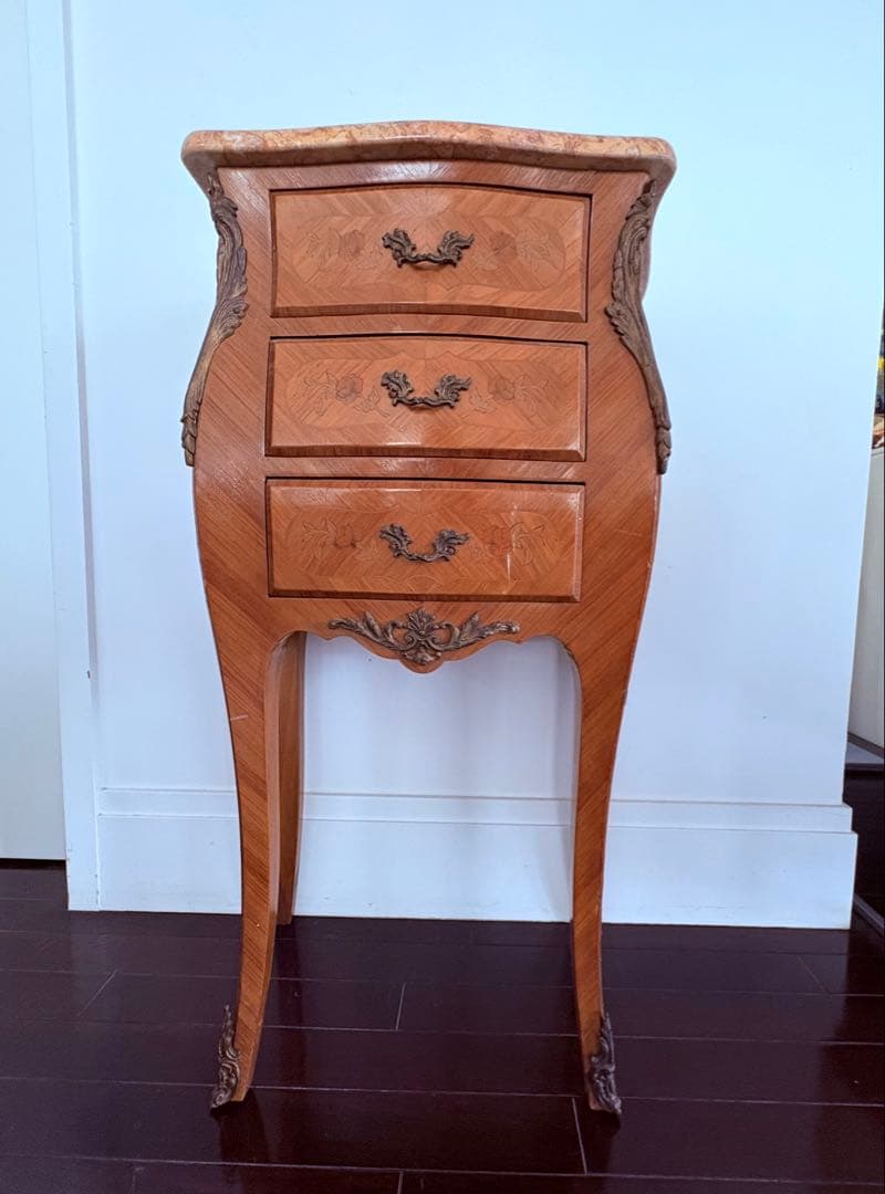 インレイと木目が美しい、スモールチェスト　大理石