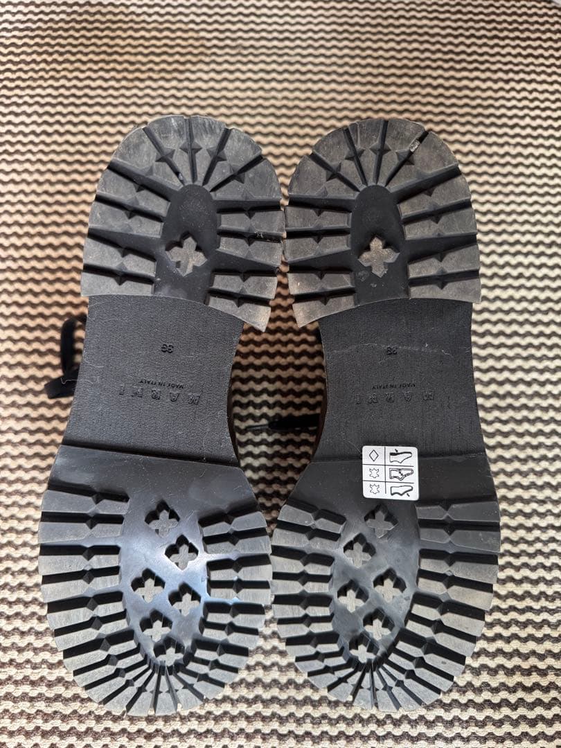 マルニの光沢黒ラバーソールシューズ