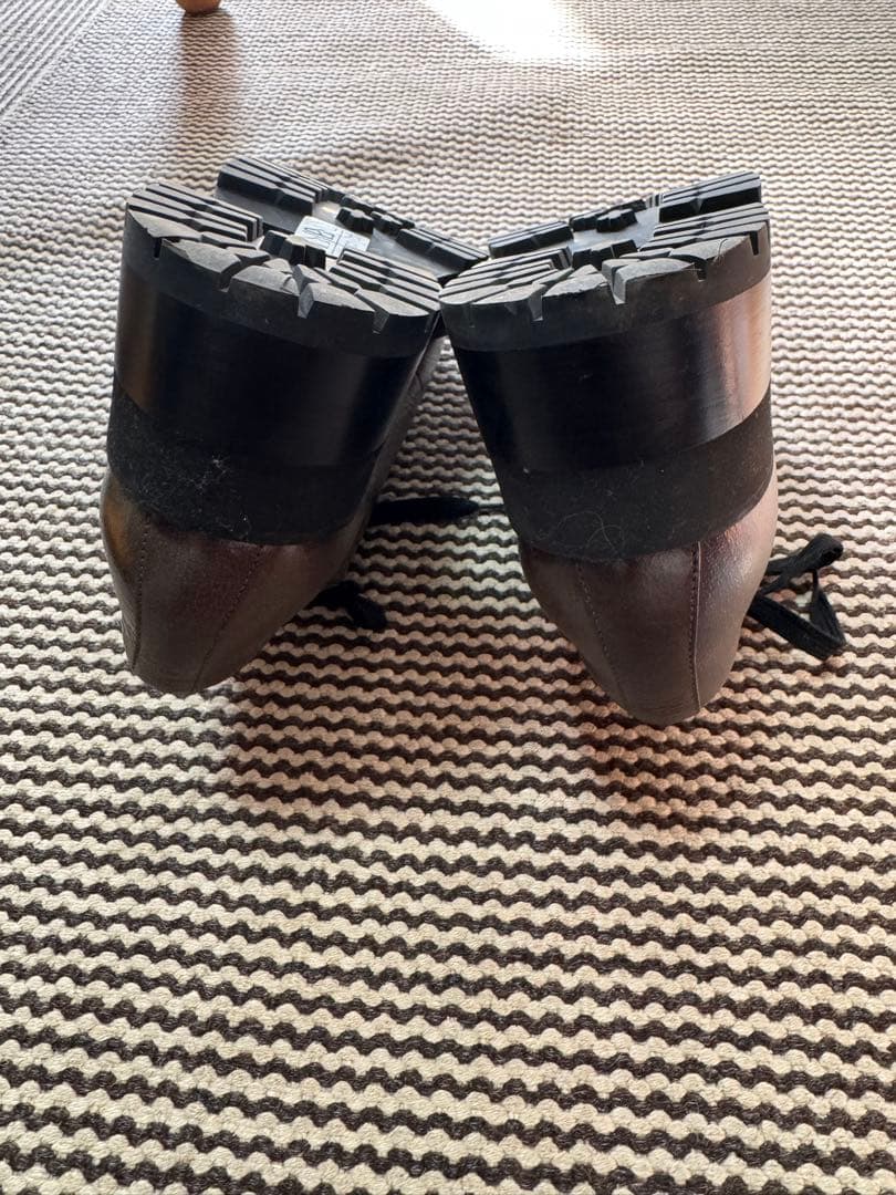 マルニの光沢黒ラバーソールシューズ