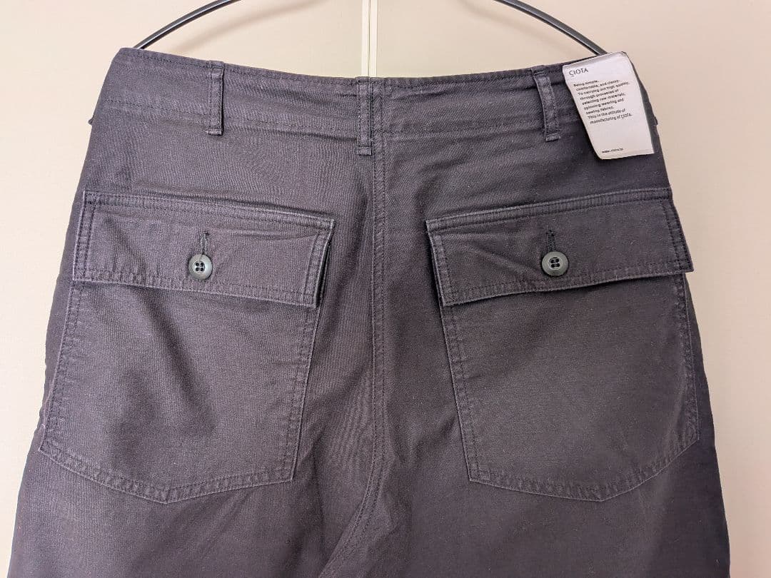 CIOTA スビンコットンバックサテンベイカーパンツ ブラック サイズ4
