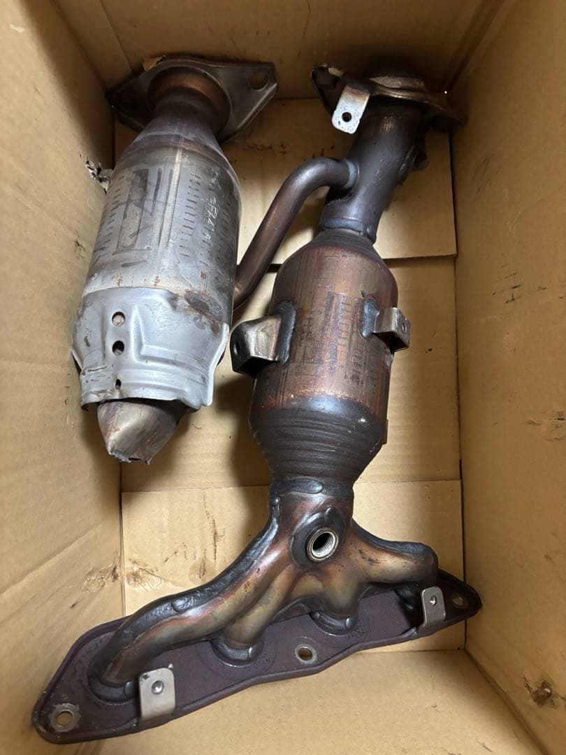 トヨタアクア触媒コンバーター 2個