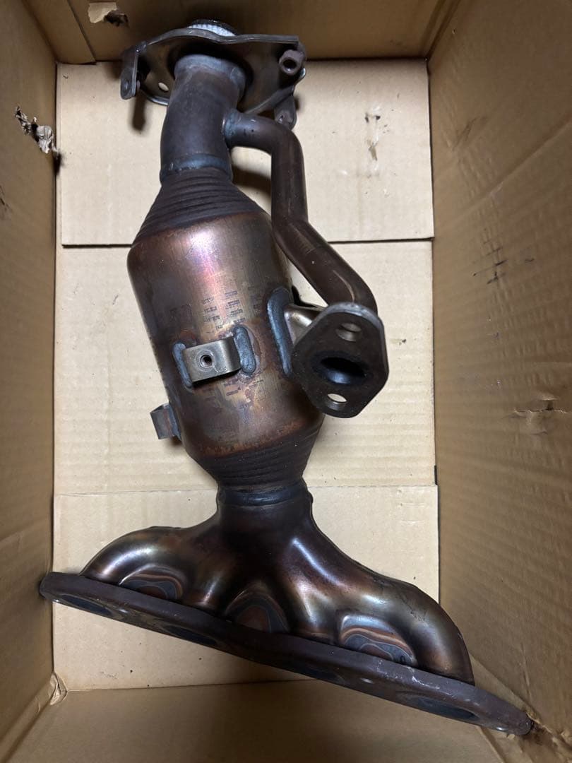 トヨタアクア触媒コンバーター 2個