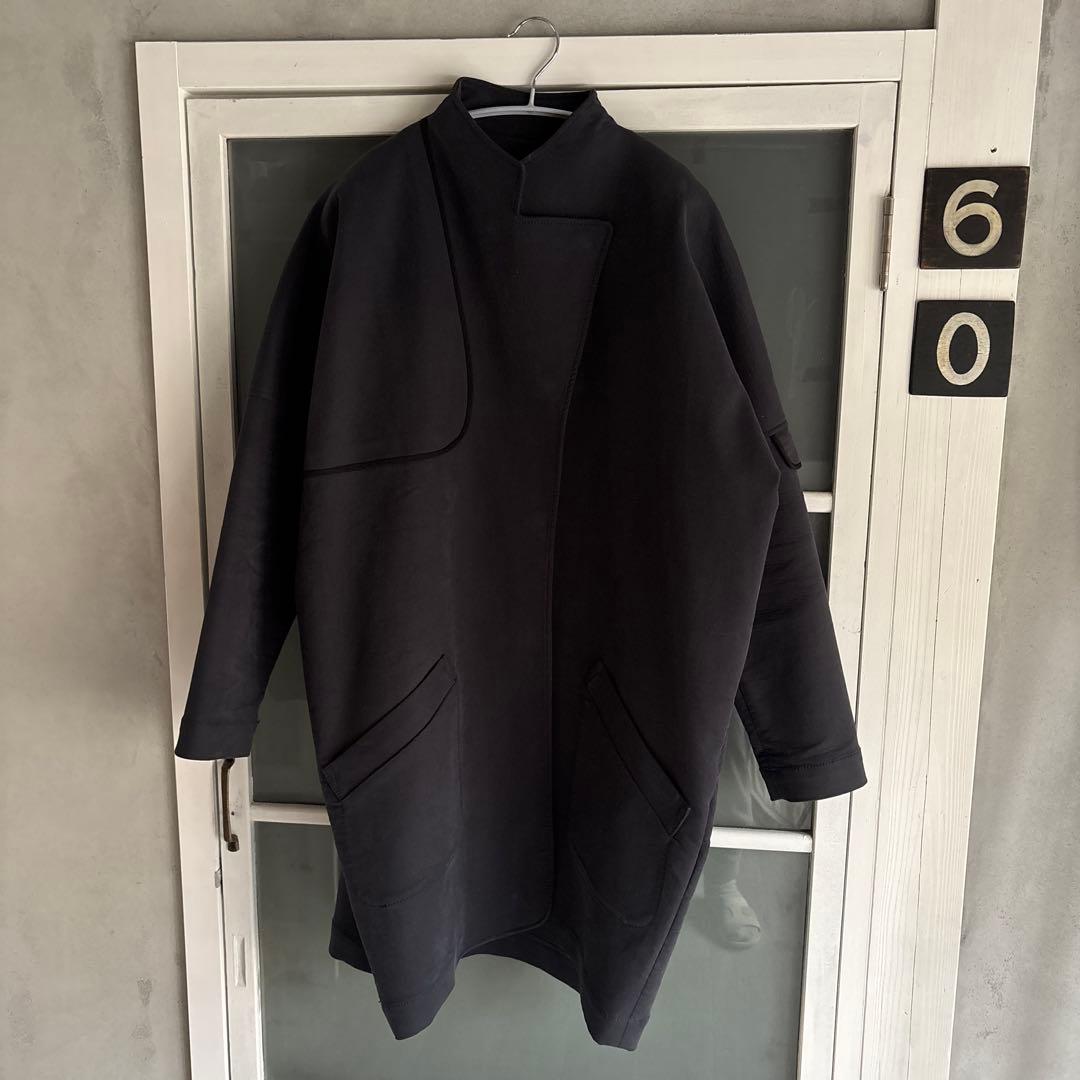 NYデザイナーのボンデージ素材オーバーサイズ コート AKU