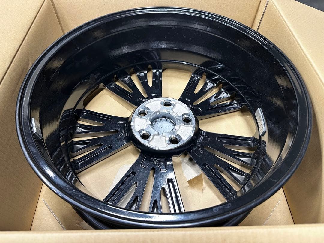 最安値です。送料込み。プリウス純正ホイール19インチ 新車外し4本