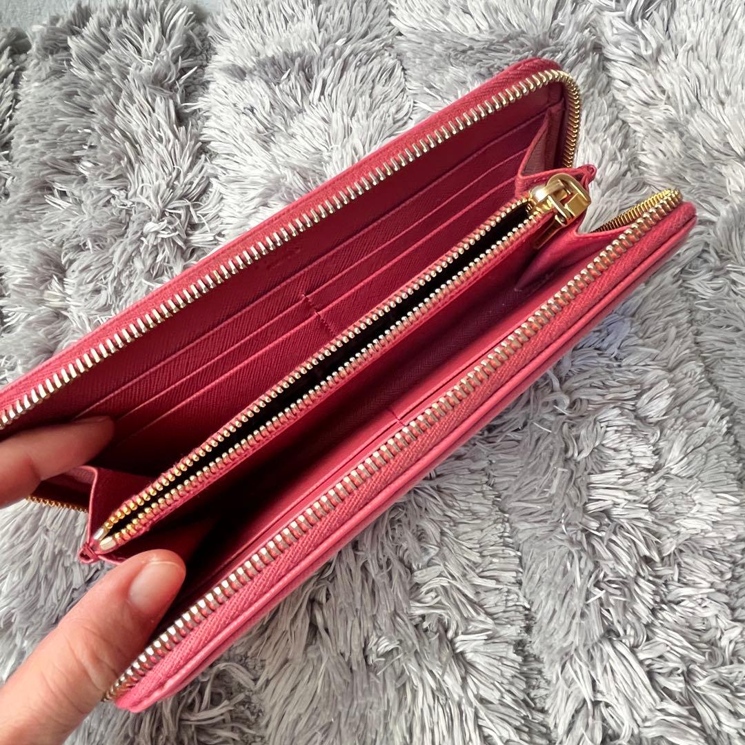 PRADA サフィアーノ　ラウンドファスナー　ゴールド金具　メタルロゴ　ピンク