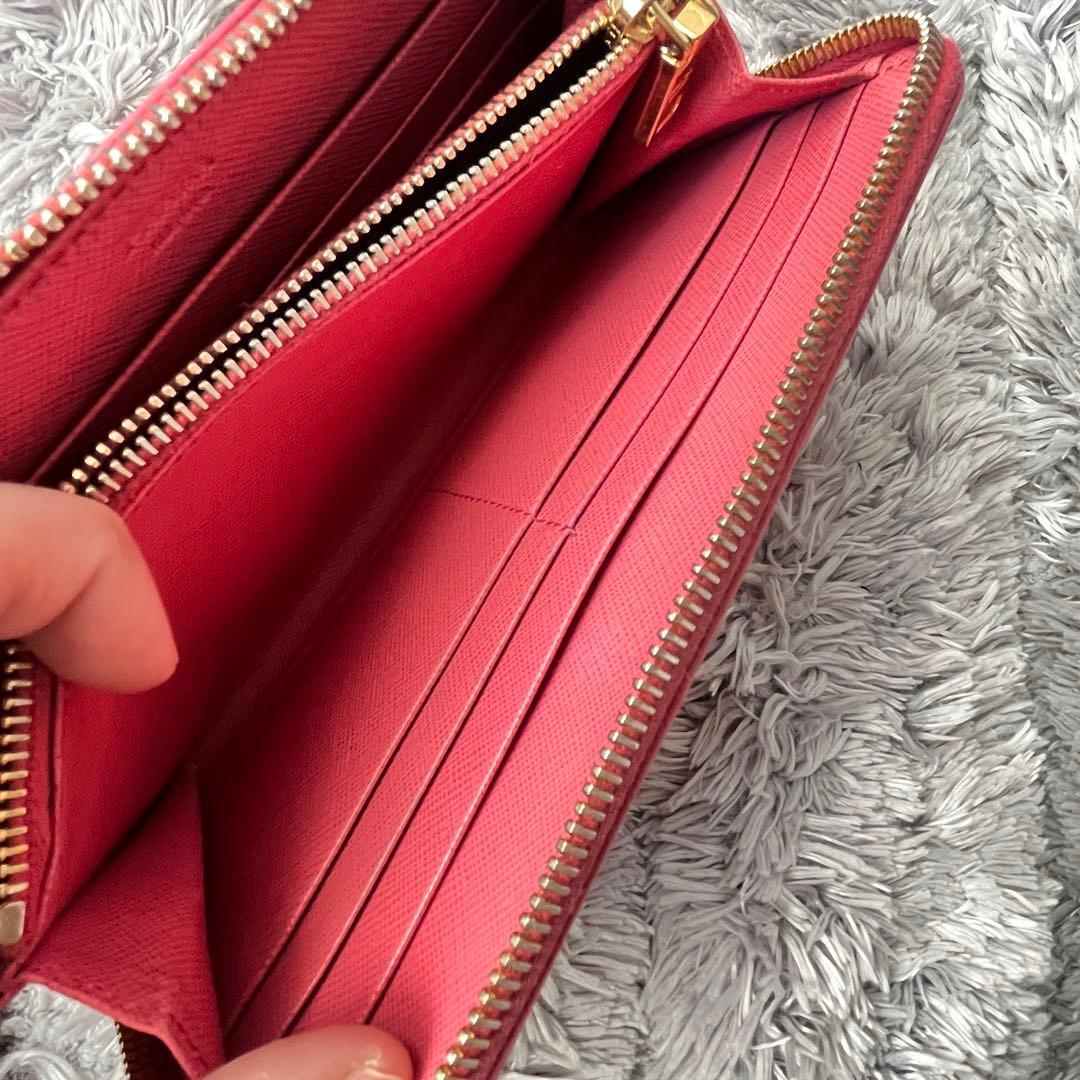 PRADA サフィアーノ　ラウンドファスナー　ゴールド金具　メタルロゴ　ピンク