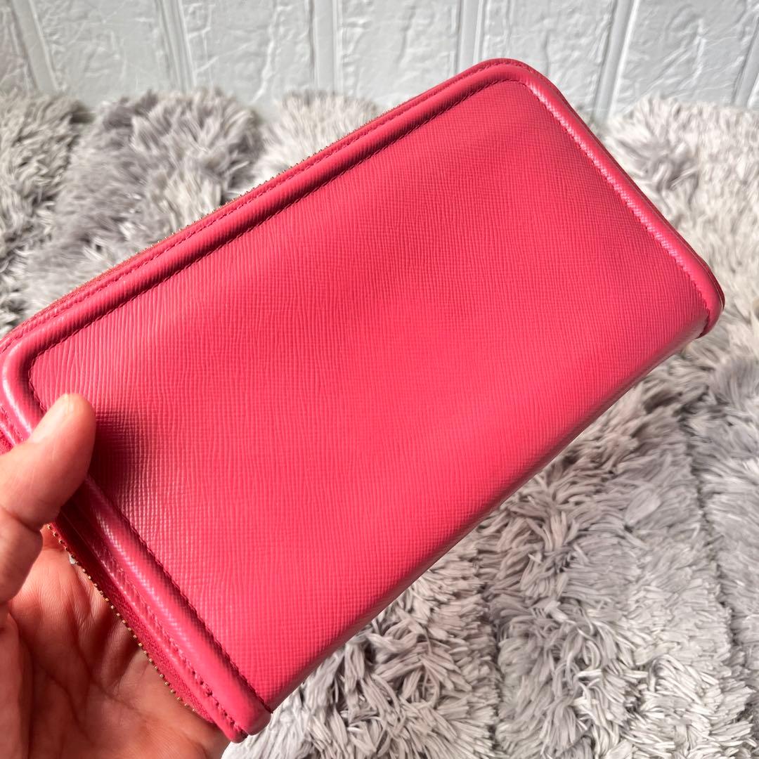 PRADA サフィアーノ　ラウンドファスナー　ゴールド金具　メタルロゴ　ピンク