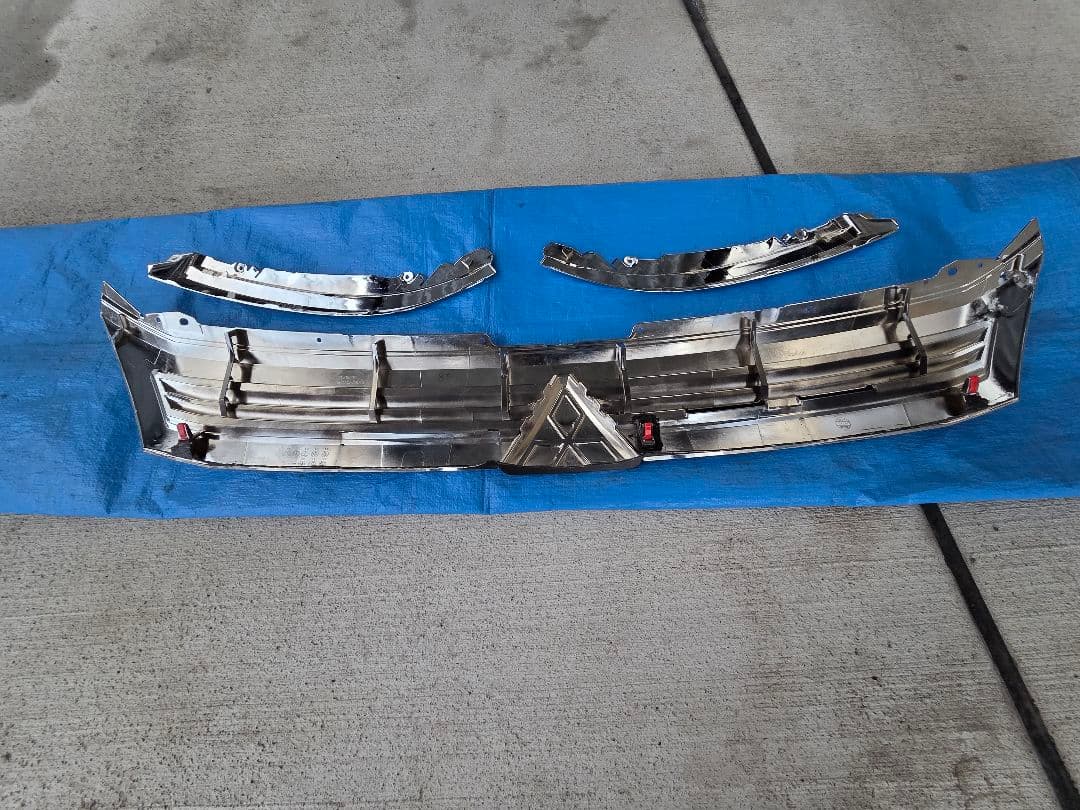 三菱 デリカ　D5 メッキフロントグリル メッキアイライン　アーバンギア