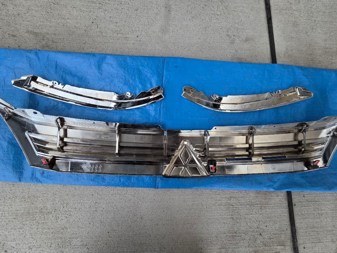 三菱 デリカ　D5 メッキフロントグリル メッキアイライン　アーバンギア