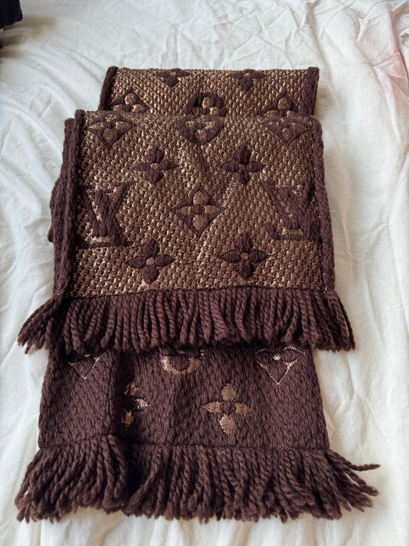 ブラウン ニットマフラー ロゴ入り フリンジ付き