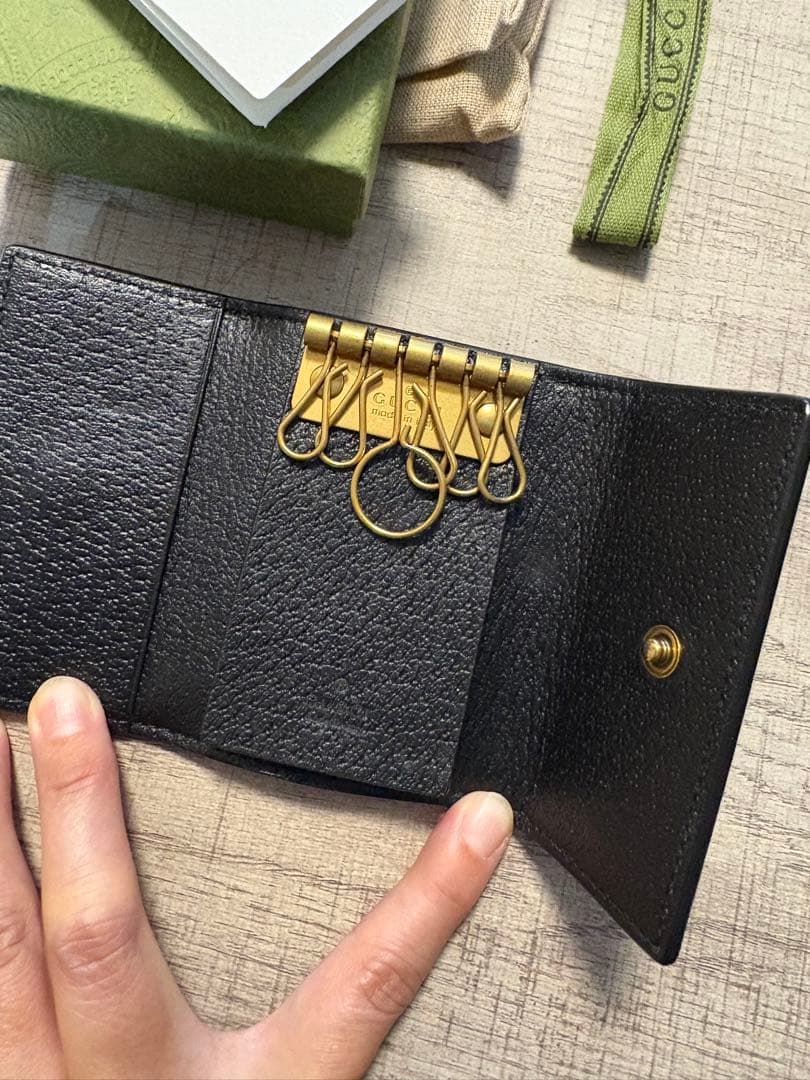 GUCCI レザーキーケース 蜂モチーフ