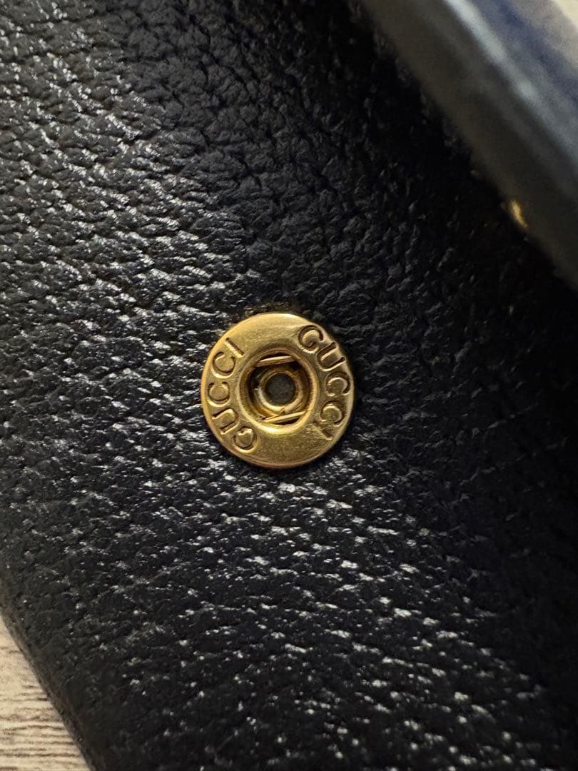 GUCCI レザーキーケース 蜂モチーフ