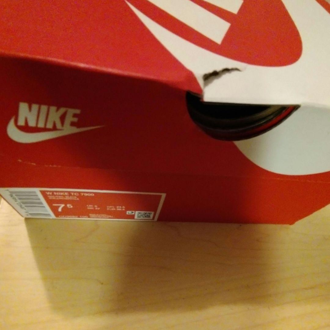 新品 NIKE ナイキ TC7900 ウィメンズシューズ クリーム 24.5cm
